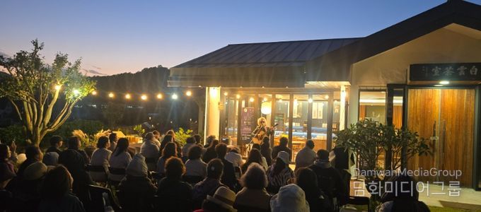 초대가수 이두헌이 ‘다정한 밤 콘서트’를 열고 있다.