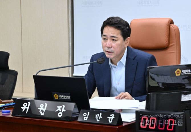 상임위원회 회의에서 발언하는 임만균 위원장