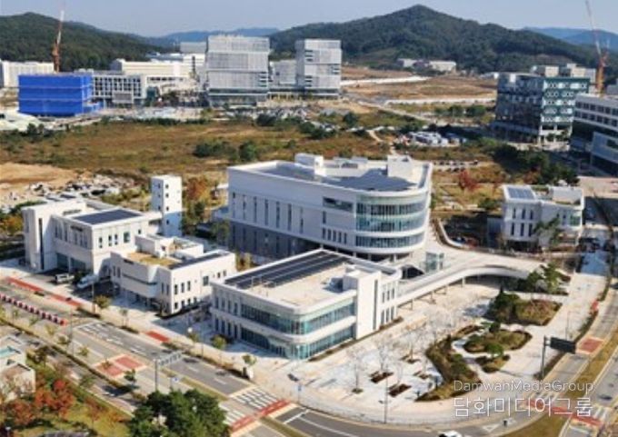 집현동 복합커뮤니티센터(왼쪽부터 119안전센터, 경찰지구대, 복합커뮤니티센터(2개동), 우체국)