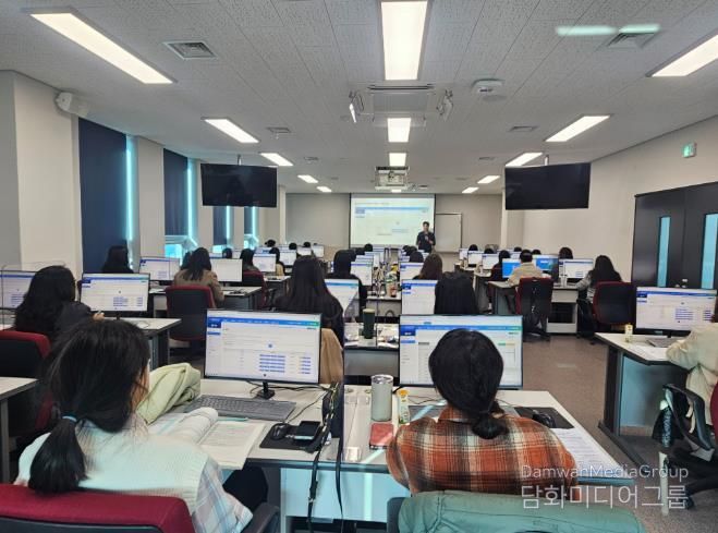 강북교육지원청이 5일 교육연수원에서 주관한 '늘봄학교 업무 담당자 연수'에서 참가자들이 연수를 듣고있다