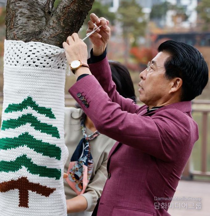 지난해 11월 15일 위례통 트리니팅 개막식에서 나무에 뜨개옷을 입히는 서강석 송파구청장