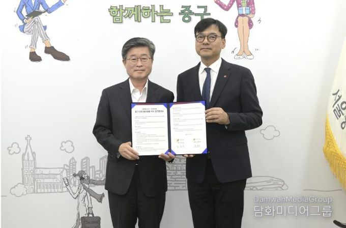 김길성 중구청장(왼쪽)과 김종환 롯데백화점 본점장(오른쪽)