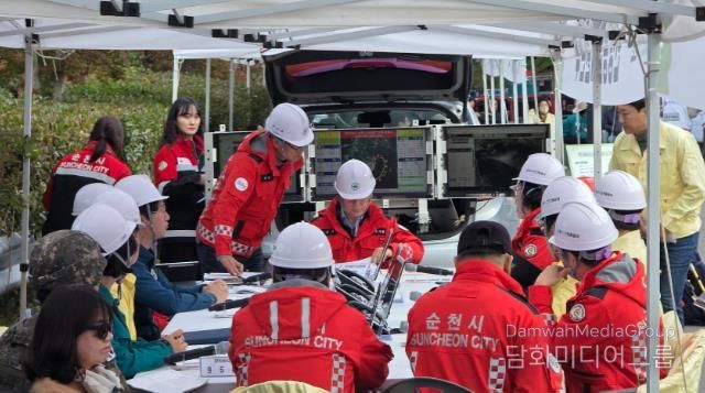 상사면 산불 대응 훈련 현장에서 안전한국훈련 현장통합지휘본부가 현장대응회의를 진행하고 있다