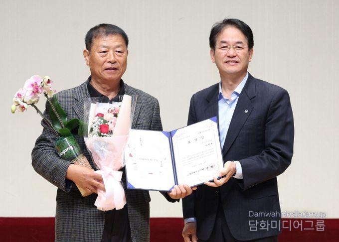 고양시 문화예술진흥 유공자 표창 기념촬영_이동환 고양시장(오른쪽), 고양들소리보존회 안명회님(왼쪽)