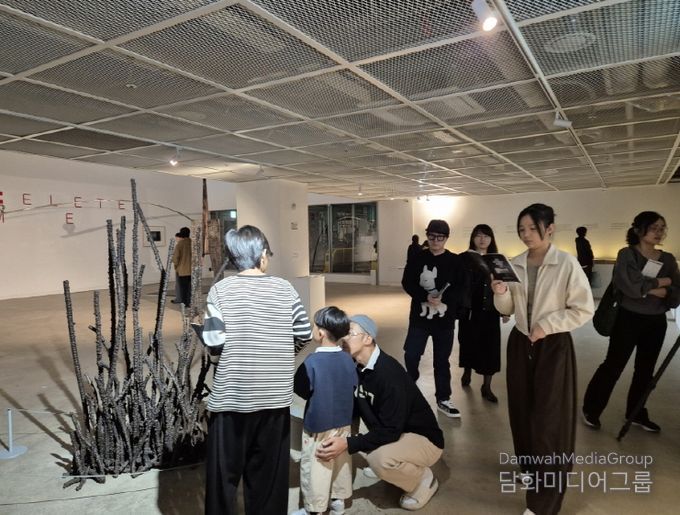 11월 20일까지 전시 연장 운영 예정인 전시실.