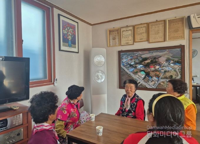 가전제품 구입비 지원으로 경로당에 새로 설치된 에어컨