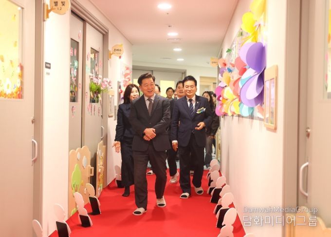 박승원 광명시장이 6일 ‘시립더헤리티지어린이집’ 내부를 둘러보고 있다.