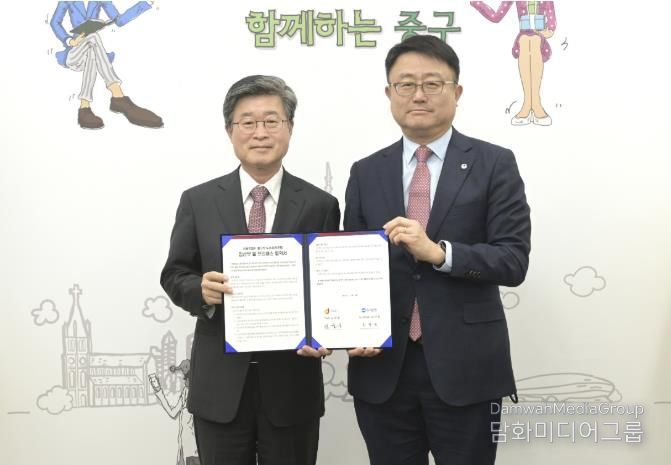 김길성 중구청장(왼쪽)과 조세형 우리은행 기관그룹 부행장(오른쪽)