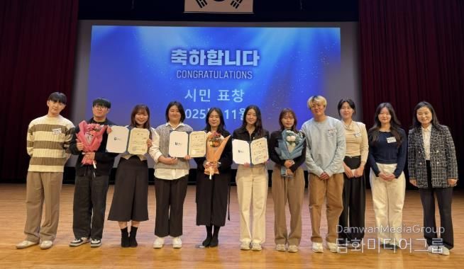 혁신나래연구단 우수과제 수상 팀이 수상 후, 기념사진을 촬영하고 있다.