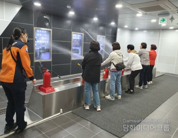 1. 천안시 동남구보건소가 7일 청수건강지도자들을 대상으로 자연·사회재난 체험을 실시하고 있다.