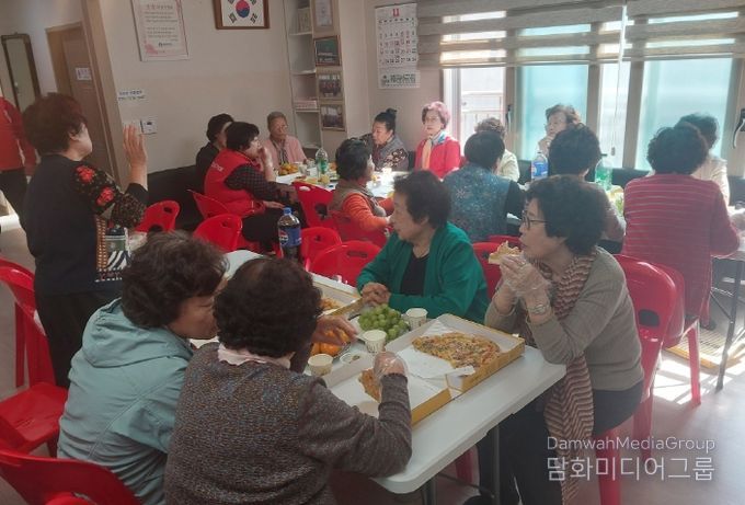 부산 중구 무한리필봉사단, 어르신께 사랑의 피자 식사 대접