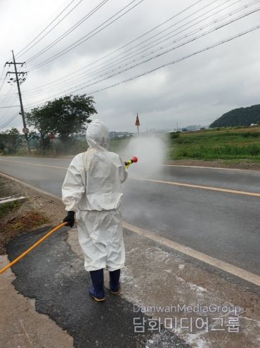 천안 풍서천 일대에서 H5형 조류인플루엔자(AI) 항원이 확인된 가운데 천안시가 인근 가금농가 입구를 통제하고 있다.