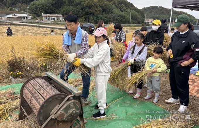 포항시는 지난 8일 남구 대송면 장동리 일원에서 ‘어린이농부학교 벼 수확 체험 교육’을 진행했다.