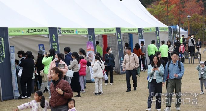 상소동 오토캠핑장에서 열린 축제에서 참여 가족들이 과학체험 프로그램을 즐기고 있다