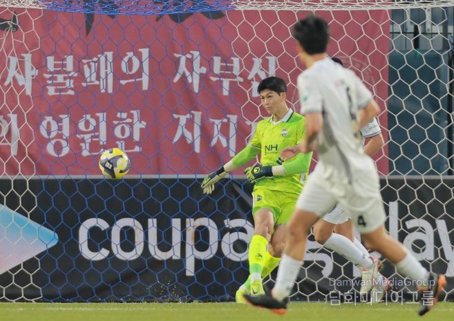 11월 8일 강원전 홈경기에서 문현호가 김천상무 데뷔전을 치렀다.