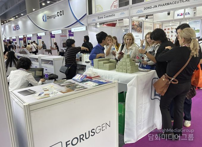 충주시 중국 광저우 교역회서 130만 달러 수출 쾌거(바이어들이 포러스젠 물품 설명을 듣고 있다)