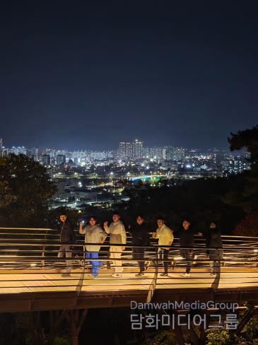 밀양시는 아리랑고갯길 일원에서 시민과의 현장 소통 프로그램을 마친 후 단체 기념 촬영을 진행했다.