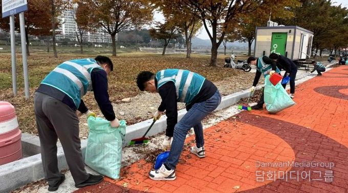 한국전력공사 MCS 임직원이 가곡동 잔도길 일원에서 우수관 주변 청소를 하고 있다