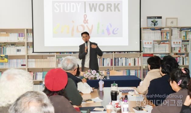 강연 중인 김민식 PD와 청중의 모습