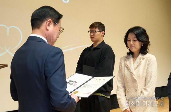 1. 김석필 천안시장 권한대행 부시장이 10일 김소정 씨에게 다자녀 모범가정 충청남도지사 표창을 전달하고 있다.