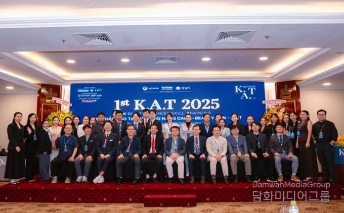 (맨 앞줄 배석 좌석 좌측부터) 리본의원 김병선 원장, 리메이드의원 이정훈 원장, KBIT 노현택 대표, 성남산업진흥원 김홍철 센터장, 르반틴 병원 쩐 반 칸 병원장, 파스칼의원 강경진 원장, 한국스마트의료기기산업진흥재단 허 영 부이사장, 분당서울대병원 허찬영 성형외과장, 순천향대 부천병원 박은수 성형외과장, 분당서울대병원 김종호 교수, 분당서울대병원 김백규 교수