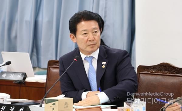 전라남도의회 제395회 제2차 정례회 기획행정위원회 소관 행정사무감사에서 전경선 의원이 집행부를 향해 질의를 하고 있다.