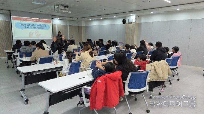 교육에 참여한 드림스타트 가족들이 디지털 사용 상태를 점검하고 있다.
