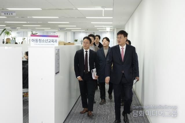 임시청사(더케이트윈타워)를 둘러보는 정문헌 구청장의 모습