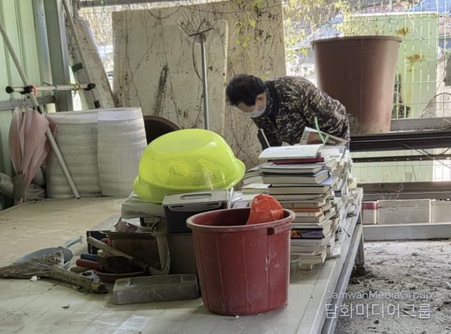 집안내부를 청소하는 모습