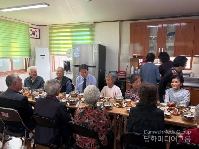 지난 10월, 경로당 무상급식 시범사업 화성면 잔디리경로당 현장 점검 모습