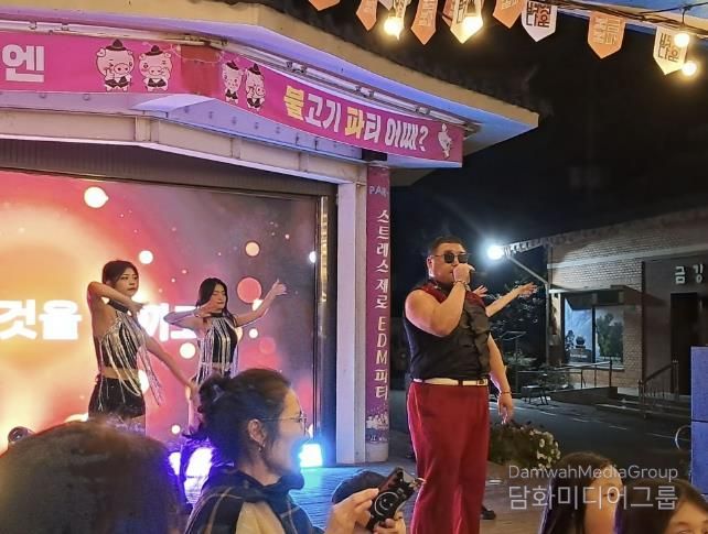 특별 초청가수 싸이버거가 공연하는 모습.