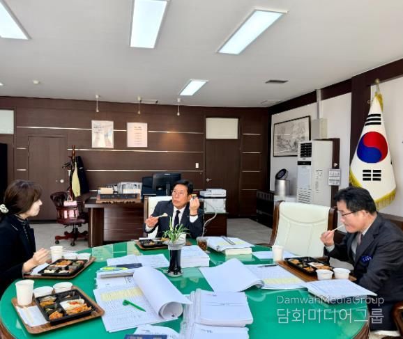 조상래 곡성군수와 군 관계자들이 도시락 회의를 하며, 2026년 예산안을 검토하고 있는 모습