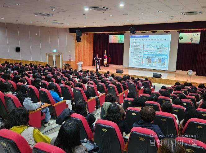 울산교육청이 울산과학관 빅뱅홀에서 진행한 조리사 대상 역량강화 연수에서 참가자들이 연수를 듣고있다