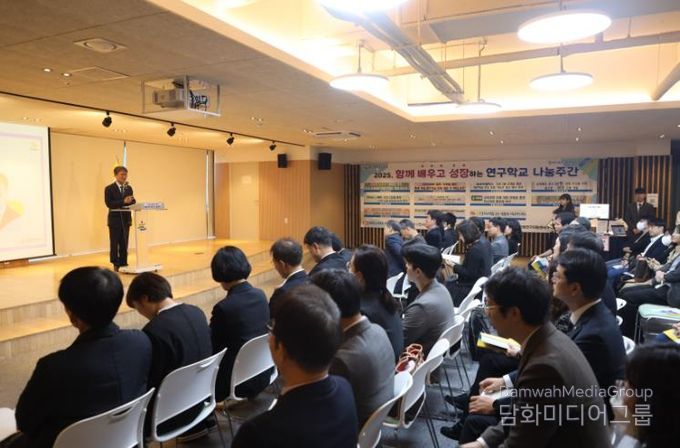 천창수 교육감이 11일 울산교육연구정보원 박상진홀에서 열린 '2025학년도 초등 연구학교 나눔주간' 행사에 참여해 인사말을 하고있다