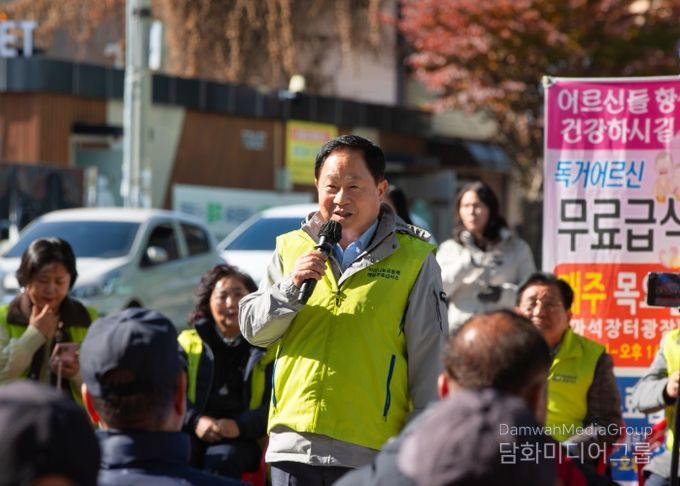 주광덕 시장, 어르신께 직접 설렁탕 배식…지역 나눔행사 참여