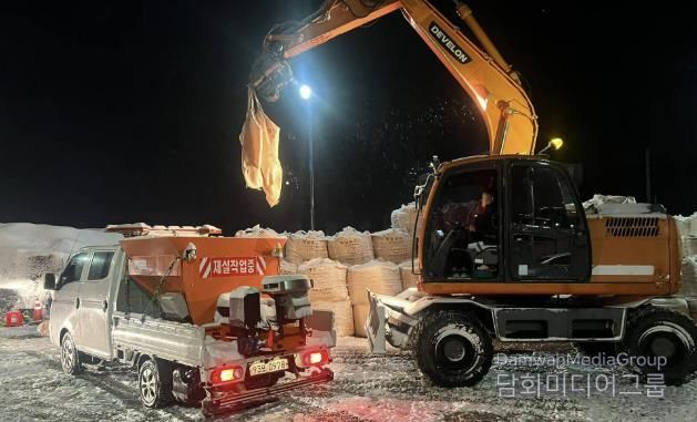 서산시가 겨울철 도로 제설을 추진하는 모습