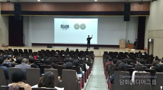 지난 7일 개막 강연 모습.