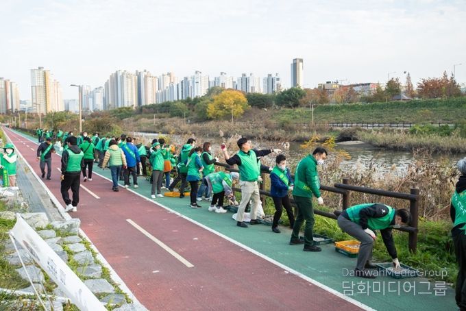 ‘생명하천 EM 흙공 던지기’