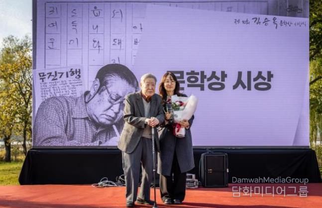 7일 진행된 김승옥문학상 시상식에 김승옥 작가가 대상 수상자인 최은미 소설가에 직접 상을 수여했다(좌측부터 김승옥 작가, 최은미 소설가)