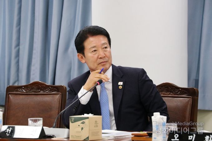 전라남도의회 제395회 제2차 정례회 기획행정위원회 소관 행정사무감사에서 전경선 의원이 집행부를 향해 질의를 하고 있다.