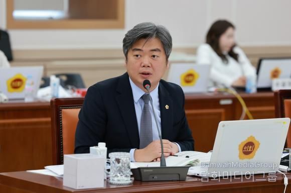 행정사무감사 중인 박원종 전남도의원