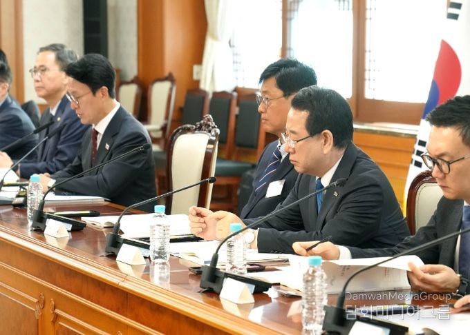 김영록 전라남도지사가 12일 오후 정부서울청사에서 김민석 국무총리(위원장)를 비롯한 관계 장관, 광주광역시장, 유가족 대표 등이 참석한 가운데 열린 ‘12·29여객기참사 피해자 지원·추모위원회 제1차 회의’에서 모두발언을 경청하고 있다.