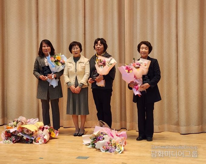 이우호(한농연) 한국농어촌공사충북지역본부장상, 백대순(한여농) 한여농충청북도연합회장상 수상