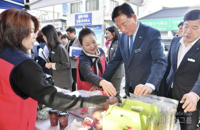 김한종 장성군수가 11일 열린 한여농 가래떡 시식행사에 참여했다. 장성군 제공.