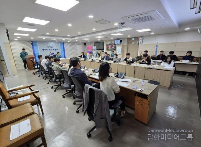 고재준 안산시 시민안전과장이 재난종합상황실에서 ‘겨울철 비상 대응 재난담당자 교육’을 진행하고 있다.