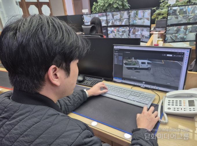 금산군 관제 요원이 인공지능 영상분석 솔루션을 활용해 관련 업무를 하고 있다.