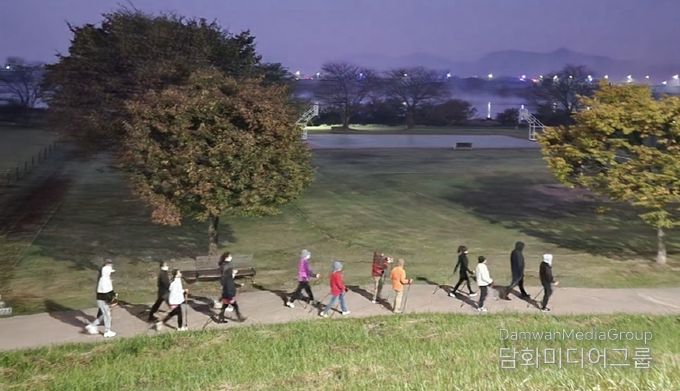 - 마을 걷기클럽 운영 장면