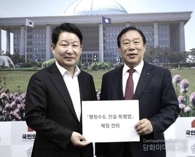 왼쪽부터 권영진 국회의원, 최민호 시장