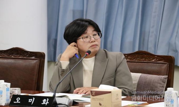 전라남도의회 제395회 제2차 정례회 기획행정위원회 소관 전남연구원 행정사무감사(11일)에서 오미화 의원이 집행부를 향해 질의하고 있다.