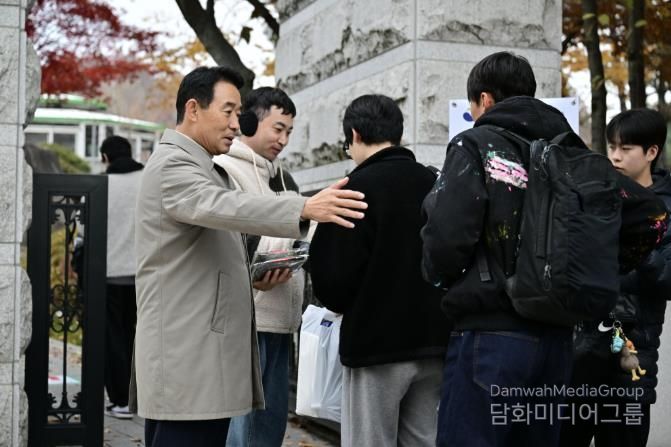 백영현 포천시장, 수험생 응원 위해 동남고 방문해 격려